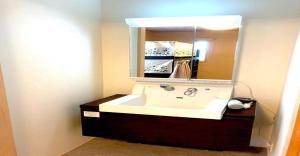 a bathroom with a sink and a mirror at 3-25-2 Higashiogu - Apartment / Vacation STAY 8348 in Tokyo