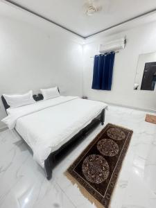 une chambre avec un grand lit blanc avec deux tables dans l'établissement Hotel Thar Heritage, à Jaisalmer 22 autres photos