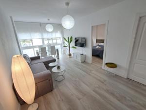 una sala de estar con un sofá y una mesa en Granada Eye, en Granada