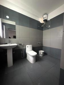 a bathroom with a toilet and a sink at Private Farmhouse Villa Bir 15 Min From Paragliding in Chauntrā +25 photos