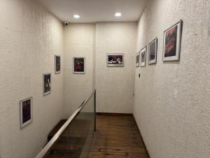 un pasillo con pinturas en las paredes de un museo en Torque Stays, en Noida