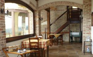 A restaurant or other place to eat at Rosso Di Sera