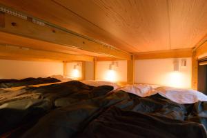 una camera da letto con un letto con soffitto in legno di Guest house Kintoto - Vacation STAY 9784 a Kanazawa