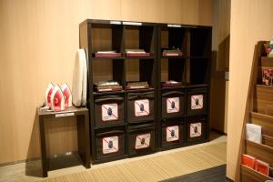 札幌市にあるSapporo - Apartment - Vacation STAY 43058vのたくさんの靴が並んだ陳列ケース +16枚の写真