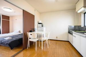une chambre avec un lit, une table et des chaises dans l'établissement Murata Corpo / Vacation STAY 4497, à Tokyo