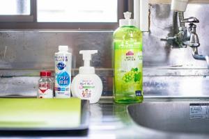 - un évier avec des bouteilles de détergent dans l'établissement Murata Corpo / Vacation STAY 4497, à Tokyo 32 autres photos