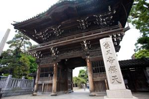 une entrée d'un bâtiment avec un panneau devant dans l'établissement Murata Corpo / Vacation STAY 4497, à Tokyo