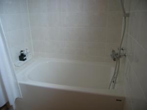 eine weiße Badewanne im Bad in der Unterkunft Ishigaki - House / Vacation STAY 14463 in Ishigaki-jima + 5 Fotos