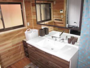 une salle de bains avec un lavabo blanc et un miroir dans l'établissement Kyoto - House / Vacation STAY 14527, à Kyoto 17 autres photos