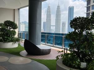 vista sullo skyline della città da un edificio di Eaton Premier Suite KLCC a Kuala Lumpur