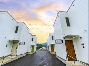 una fila de edificios blancos en una calle en Rakuten STAY HOUSE x WILL STYLE Sasebo 110, en Sasebo