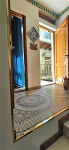 une porte ouverte menant à une pièce dotée d'un sol en mosaïque dans l'établissement Hotel Ansi Boutique W&S terrace, à Boukhara 109 autres photos