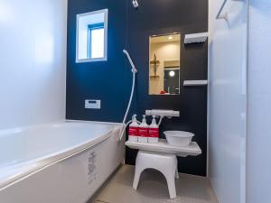 Un baño con bañera, inodoro y lavabo. en Rakuten STAY HOUSE x WILL STYLE Sasebo 106, en Sasebo 40 fotos más
