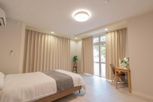 Кровать или кровати в номере 栞-shiori-FUNAKURA