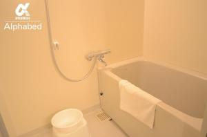 ein Badezimmer mit einer Dusche, einem WC und einer Badewanne in der Unterkunft Alphabed Takamatsu Kitahama EAST 203 / Vacation STAY 20107 in Takamatsu