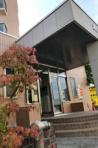 ein Gebäude mit einem Hydranten davor in der Unterkunft Alphabed Takamatsu Kitahama EAST 203 / Vacation STAY 20107 in Takamatsu