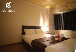 ein Hotelzimmer mit zwei Betten und einem Fenster in der Unterkunft Alphabed Takamatsu Kitahama EAST 202 / Vacation STAY 20102 in Takamatsu