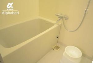 ein Badezimmer mit Badewanne und Toilette in der Unterkunft Alphabed Takamatsu Kitahama EAST 202 / Vacation STAY 20102 in Takamatsu + 3 Fotos