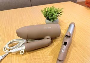 console de jeu Wii Aintendo sur une table avec une plante dans l'établissement Alphabed TakamatsuKawaramachi WEST 702 / Vacation STAY 21599, à Takamatsu