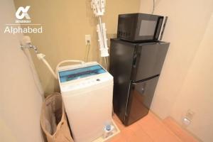 ein Krankenzimmer mit Fernseher und Maschine in der Unterkunft Alphabed TakamatsuKawaramachi 501 / Vacation STAY 21604 in Takamatsu