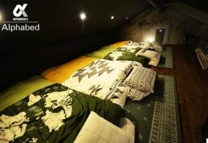 2 Einzelbetten in einem Zimmer mit in der Unterkunft Alphabed SunportTakamatsu 701 / Vacation STAY 21860 in Takamatsu