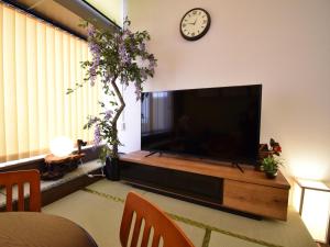 高松市にあるAlphabed TakamatsuHyogomachi 603 / Vacation STAY 21889のリビングルーム(大画面テレビ、時計付)