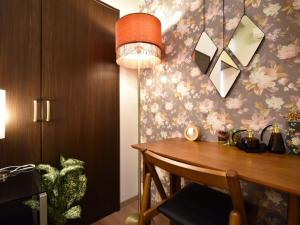 高松市にあるAlphabed TakamatsuHyogomachi 603 / Vacation STAY 21889のダイニングルーム(テーブル、ランプ付)