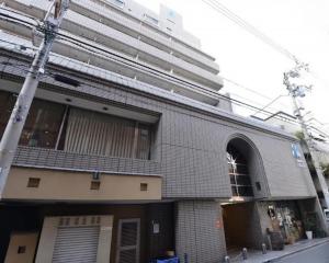 ein großes Backsteingebäude mit einem großen Gebäude in der Unterkunft Alphabed TakamatsuFurujinmachi 902 / Vacation STAY 21916 in Takamatsu