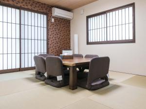 ein Konferenzraum mit einem Holztisch und Stühlen in der Unterkunft Kyoto - House - Vacation STAY 41844v in Kyoto