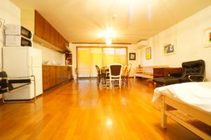 高山市にあるTakayama - House / Vacation STAY 34422のテーブルと椅子のあるキッチンとリビングルーム