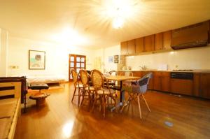 高山市にあるTakayama - House / Vacation STAY 34422のテーブルと椅子、キッチンのあるリビングルーム