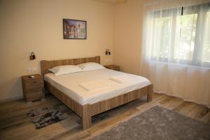 une chambre avec un lit et une fenêtre dans l'établissement AKZ Apartman, à Makó