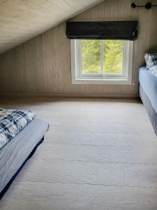 Postel nebo postele na pokoji v ubytování Cozy Cabin Near Gribbe With Alpine Skiing Nearby