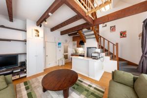 ニセコ町にあるniseko / Vacation STAY 4376のソファとテーブルのあるリビングルーム