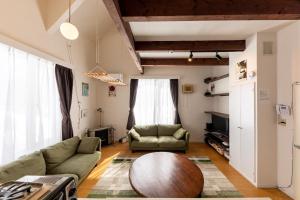 ニセコ町にあるniseko / Vacation STAY 4376のソファとテーブルのあるリビングルーム