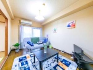 NikaidōにあるMerbeil Otsuka / Vacation STAY 4984のソファとテーブルのあるリビングルーム