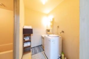 NikaidōにあるMerbeil Otsuka / Vacation STAY 4984の小さなキッチン(冷蔵庫付)が備わる客室です。 +14枚の写真