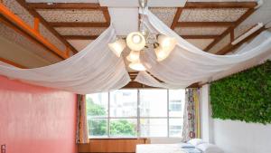 a hammock in a room with a window at Siｍple Stay Makishi / Vacation STAY 45013 in Naha