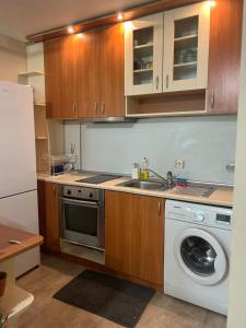 una cocina con fregadero y lavadora en Къща за гости Бялата къща, en Varna