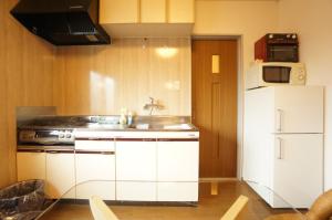 高山市にあるTakayama - House - Vacation STAY 85274のシンクと白い冷蔵庫のあるキッチン +11枚の写真
