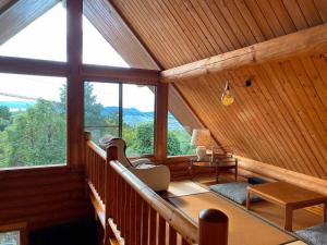 函南町にあるMinami Hakone Tanton House - Vacation STAY 46363のキャビン内の大きな窓付きの客室です。