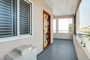 Un balcón o terraza en Hotel O Vara Residency