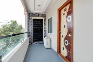 Un balcón o terraza en Hotel O Vara Residency