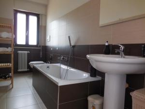 uma casa de banho com um lavatório e uma banheira ao lado de um lavatório em Villa del Sole Matera em Matera