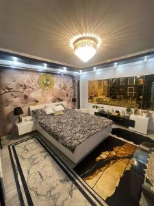 una camera con un grande letto e un murale di Willa Apartament Prestige z sauną i siłownią na wyłączność a Żołynia