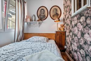 Un dormitorio con una cama y dos cuadros en la pared. en Kleine Oase Stuhr im Container E G,  18 fotos más