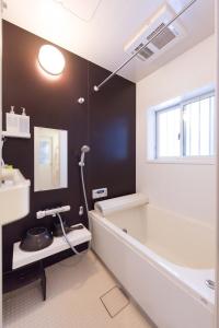 ein Badezimmer mit Badewanne und Waschbecken in der Unterkunft Setagaya-ku - House / Vacation STAY 4789 in Kokuryō + 49 Fotos