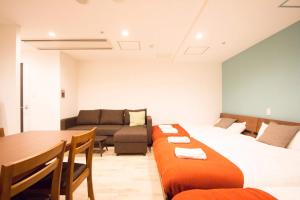 ein Zimmer mit einem Bett, einem Tisch und einer Couch in der Unterkunft SEVEN Building / Vacation STAY 4952 in Asahikawa + 87 Fotos