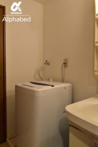 ein Badezimmer mit Toilette und Waschbecken in der Unterkunft Scarl Matsunawa / Vacation STAY 49770 in Takamatsu + 15 Fotos