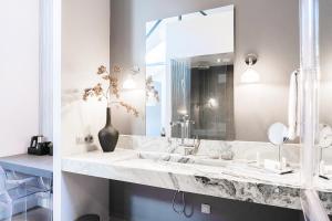 Un baño con lavabo y un espejo grande. en Newly Refreshed Weaving Mill Stay Free Parking, en Oss